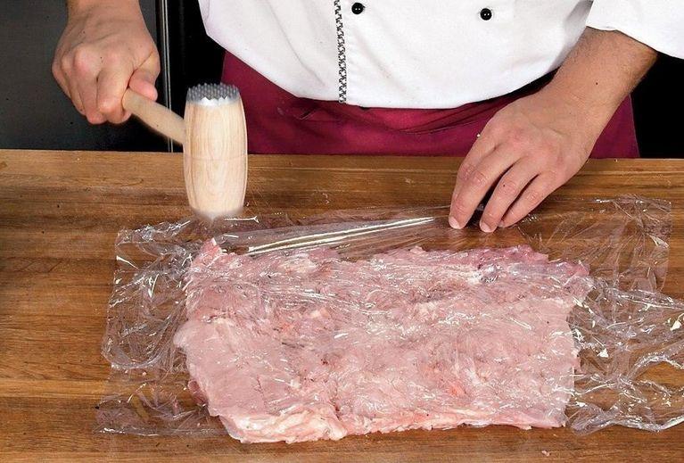 Курица в пищевой пленке. Рулет из курицы пошагово. Мясные рулеты нарезка. Нарезка филе курицы для рулета. Нарезанное мясо.